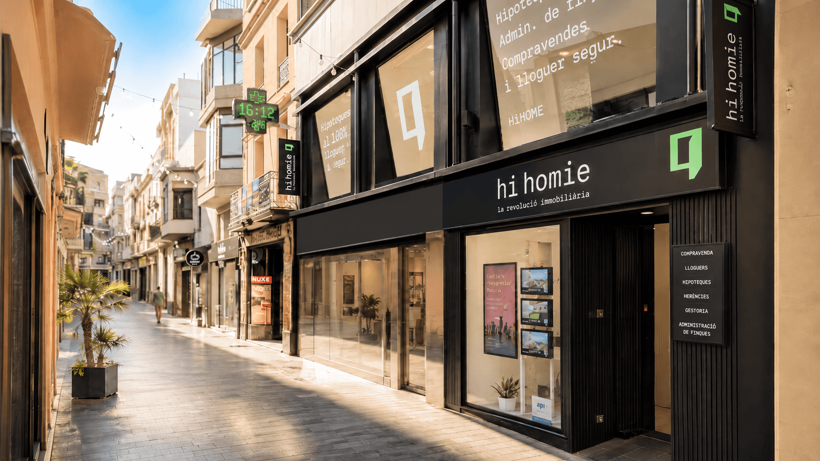 El equipo HiHomie en la oficina de Carrer del Mar, Badalona