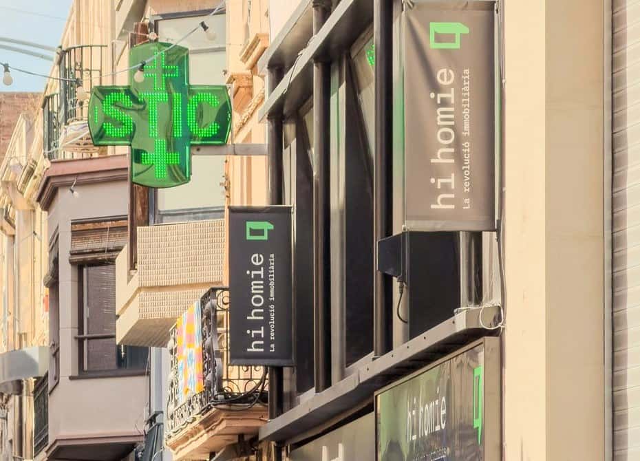 El Carrer del Mar de Badalona con las banderolas de HiHomie, junto a la farmacia