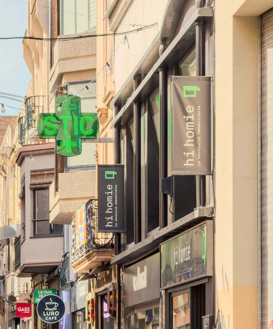 El Carrer del Mar de Badalona con las banderolas de HiHomie, junto a la farmacia