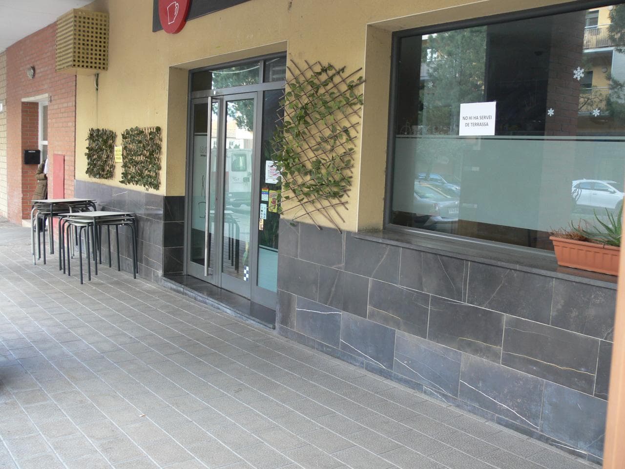 Se vende local con bar en pleno rendimiento